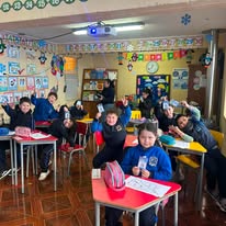 Curso del Liceo Tiuquilemu participando en el registro de asistencia QR