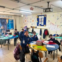 Estudiantes utilizando el nuevo registro de asistencia mediante código QR